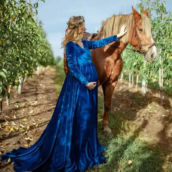 Robe de maternité en velours bleu royal pour séance photo à manches longues
