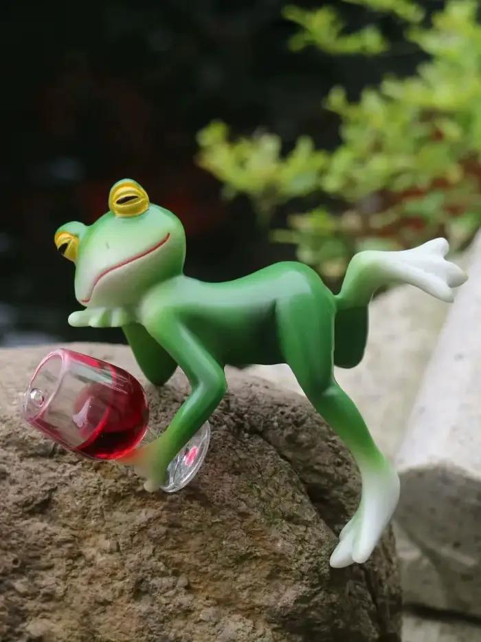 Un charmant ornement en forme de grenouille verte et de verre à vin – idéal pour la décoration intér