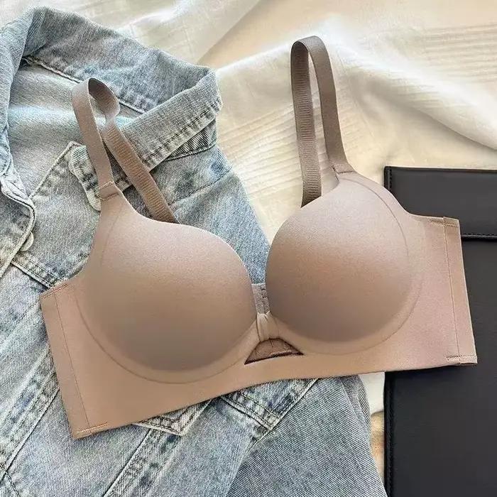 Petits seins rouges rehaussés pour montrer un grand soutien supérieur sans anneaux en acier et un so