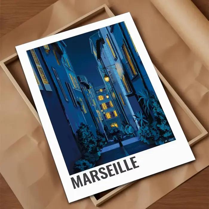 Affiche Murale Rétro Colorée Marseille : Bouteille de Pastis, Rue Marine – Décoration Artistique pou