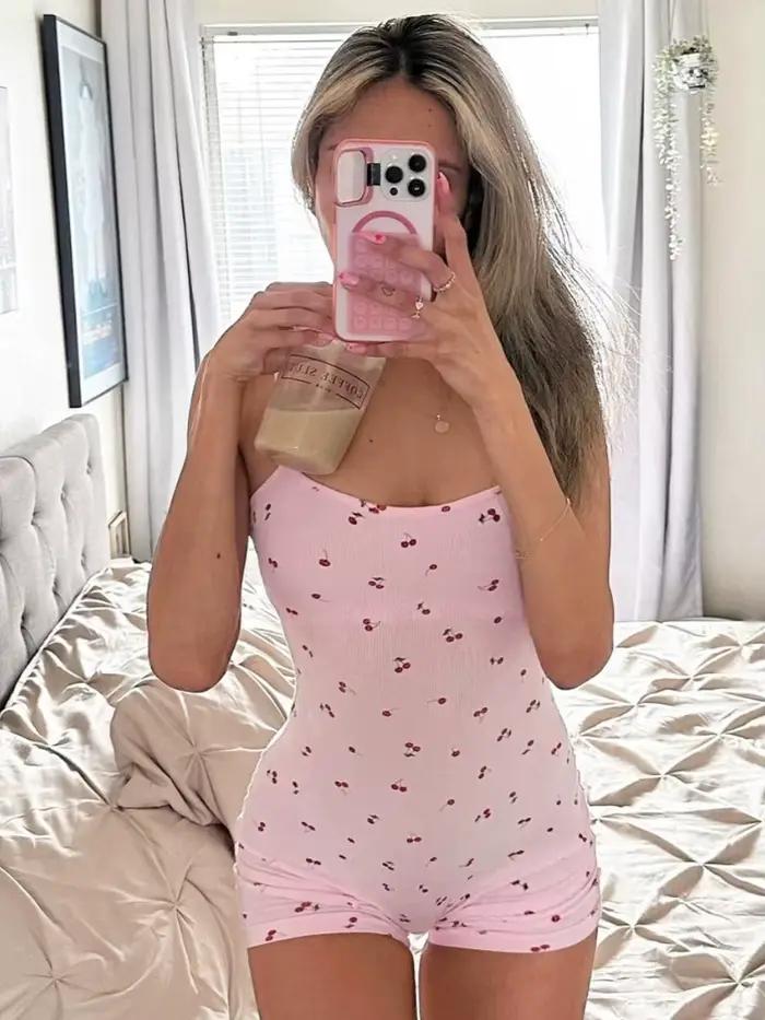 Combinaison camisole rose imprimé cerise, style maison, pyjama cintré à la taille à rayures vertical