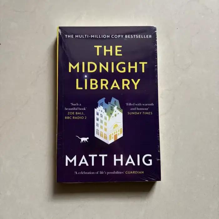 La bibliothèque de minuit de Matt Haig, livre broché en anglais