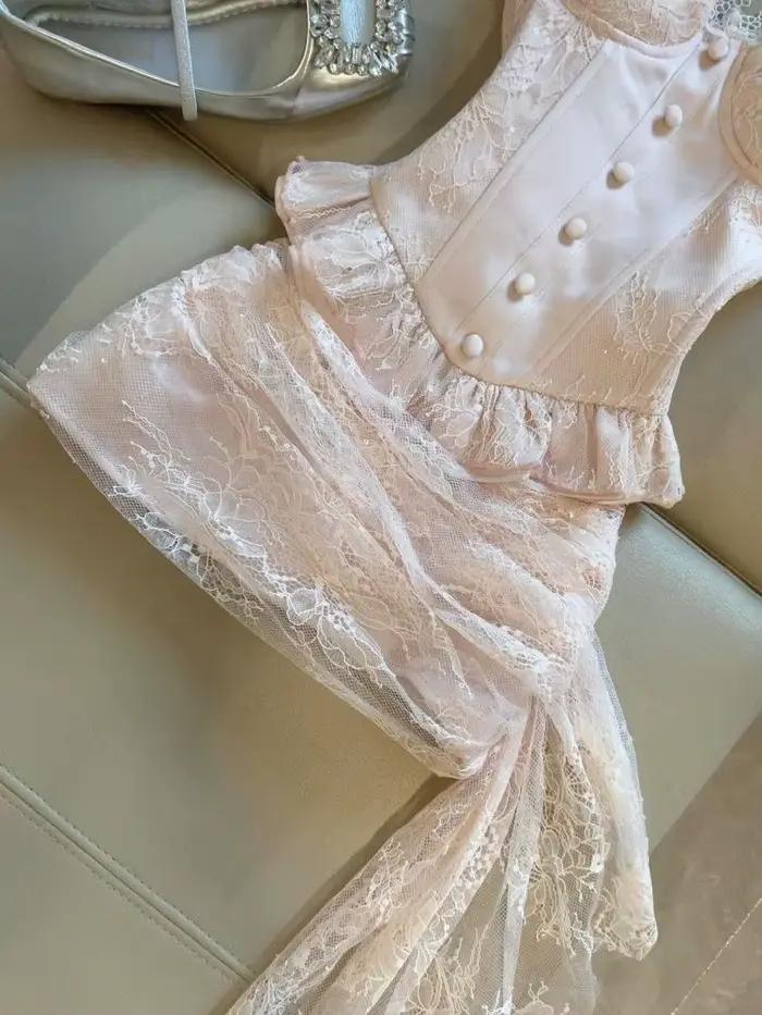 Ensemble 2 pièces sexy et coquette rose clair en dentelle à volants : débardeur et jupe moulante asymétrique pour femmes et jeunes filles – Idéal pour les soirées en club et le quotidien