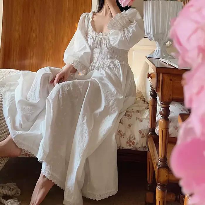 Chemise de nuit princesse vintage brodée pour femme