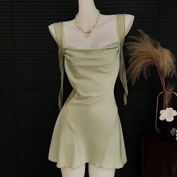 Chemise de nuit à bretelles en soie glacée