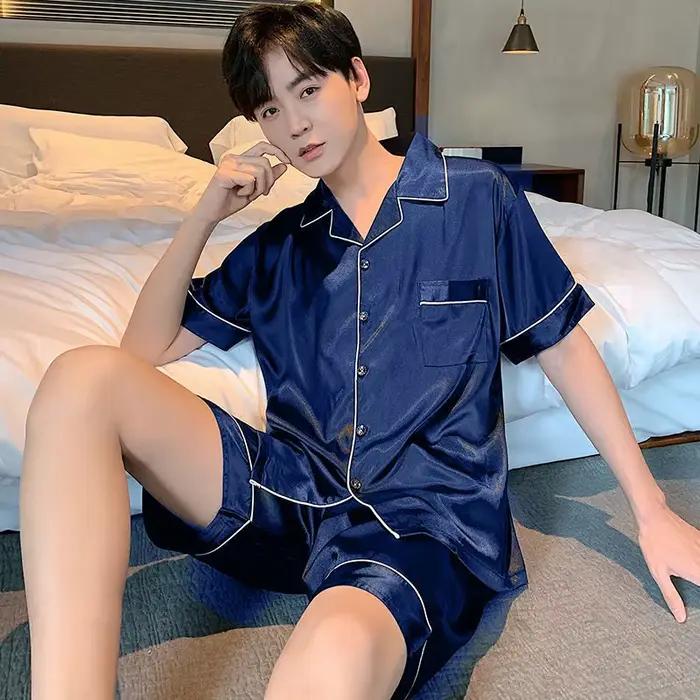 Ensemble de pyjama homme KIDWHXR – Chemise boutonnée et short droit ample en soie glacée pour homme – Tenue de nuit confortable 2 pièces pour l'été