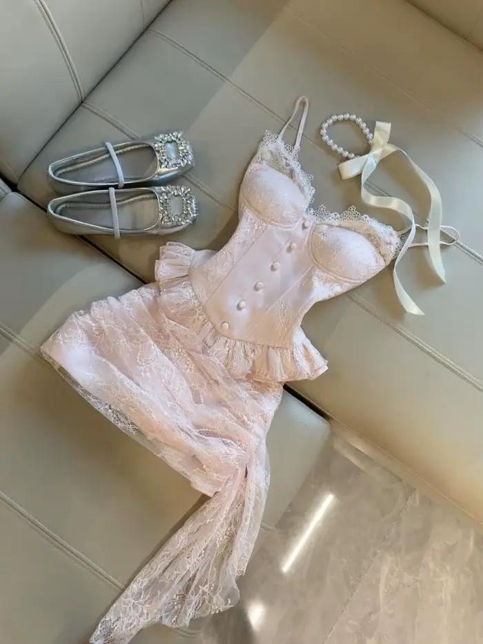 Ensemble 2 pièces sexy et coquette rose clair en dentelle à volants : débardeur et jupe moulante asymétrique pour femmes et jeunes filles – Idéal pour les soirées en club et le quotidien