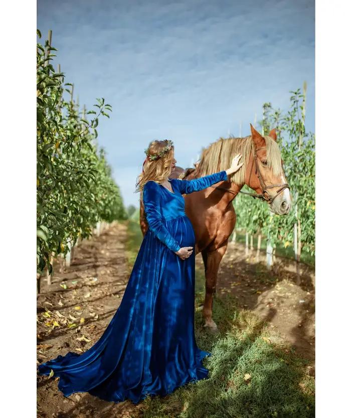 Robe de maternité en velours bleu royal pour séance photo à manches longues