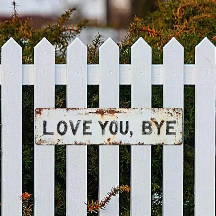 Panneau métallique « Love You Bye », « Love You, Bye » – Panneau mural vintage en métal, idéal pour les cuisines de style farmhouse classique, les couloirs et les entrées.