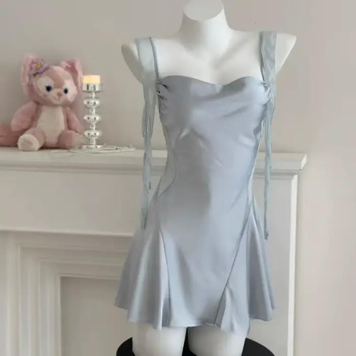 Chemise de nuit à bretelles en soie glacée