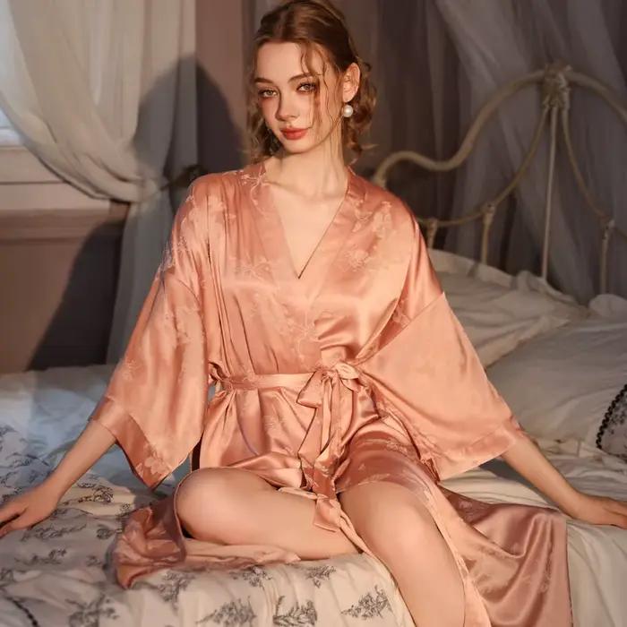 Robe pyjama KTCZ luxueuse en tissu satiné non tissé avec motifs dessin animé pour femmes, confort royal et élégance intemporelle pour toutes les saisons