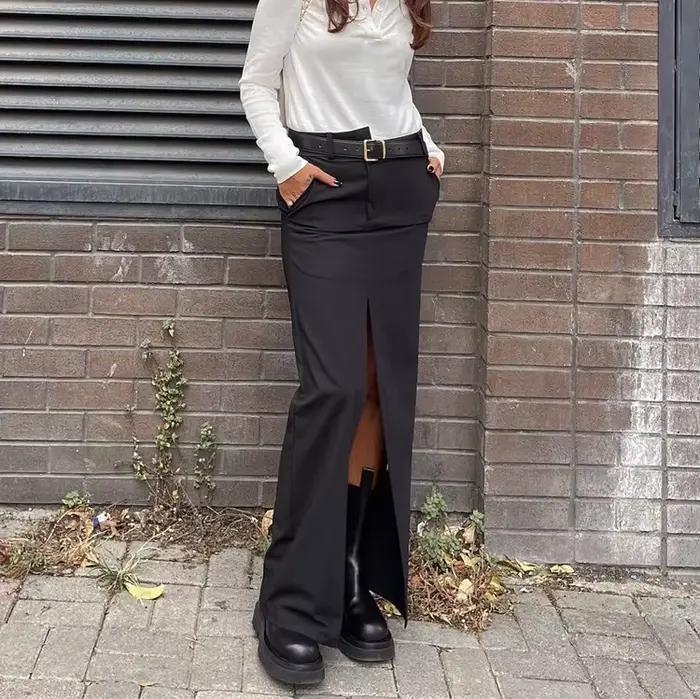 Jupe longue noire en satin fendue pour femme, design été 2025