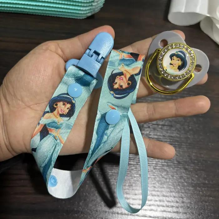 Sucette pour nouveau-né mignonne de style dessin animé avec capuchon anti-poussière et chaîne anti-chute, tétine à mâcher Kawaii pour bébés, respectueuse de la peau