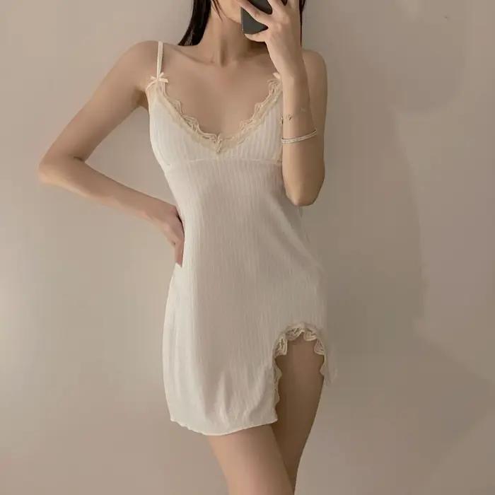 Chemise de nuit en dentelle et coton avec bretelles et fente latérale pour femmes, habits de maison et vêtements de nuit, pour une ambiance relaxante et élégante