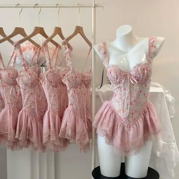 Chemise de nuit fine et élégante en dentelle