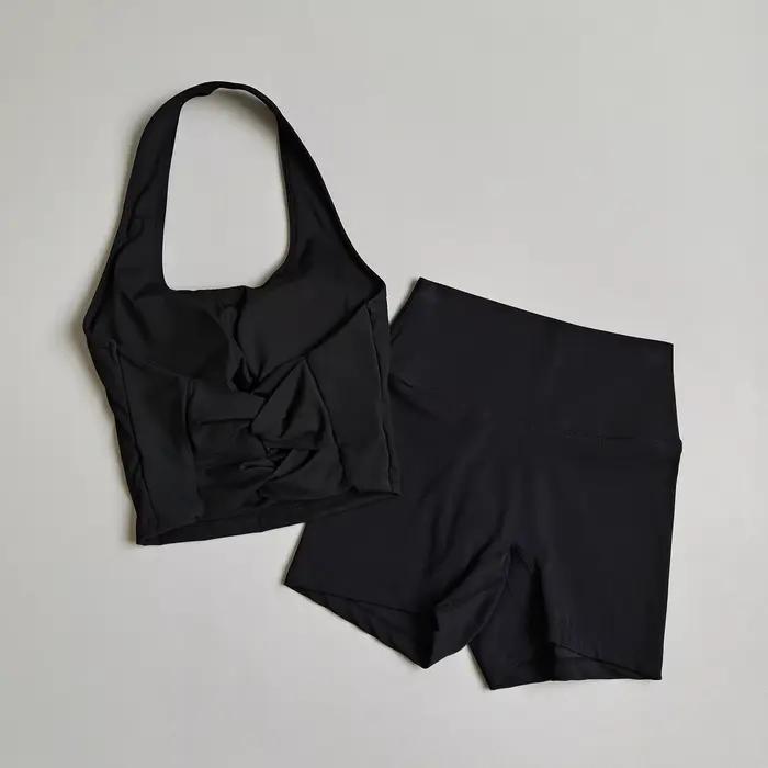 Ensemble de yoga sans manches effet seconde peau pour femme brassière col halter et short assorti fitness entraînement tenue sportive occassions variées