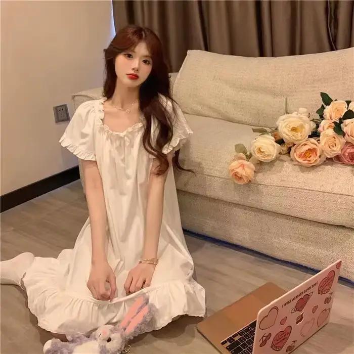 Chemise de nuit blanche à manches courtes pour femmes
