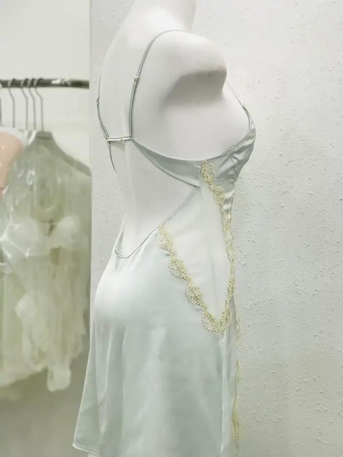 Robe de nuit fine en dentelle avec coussin de poitrine