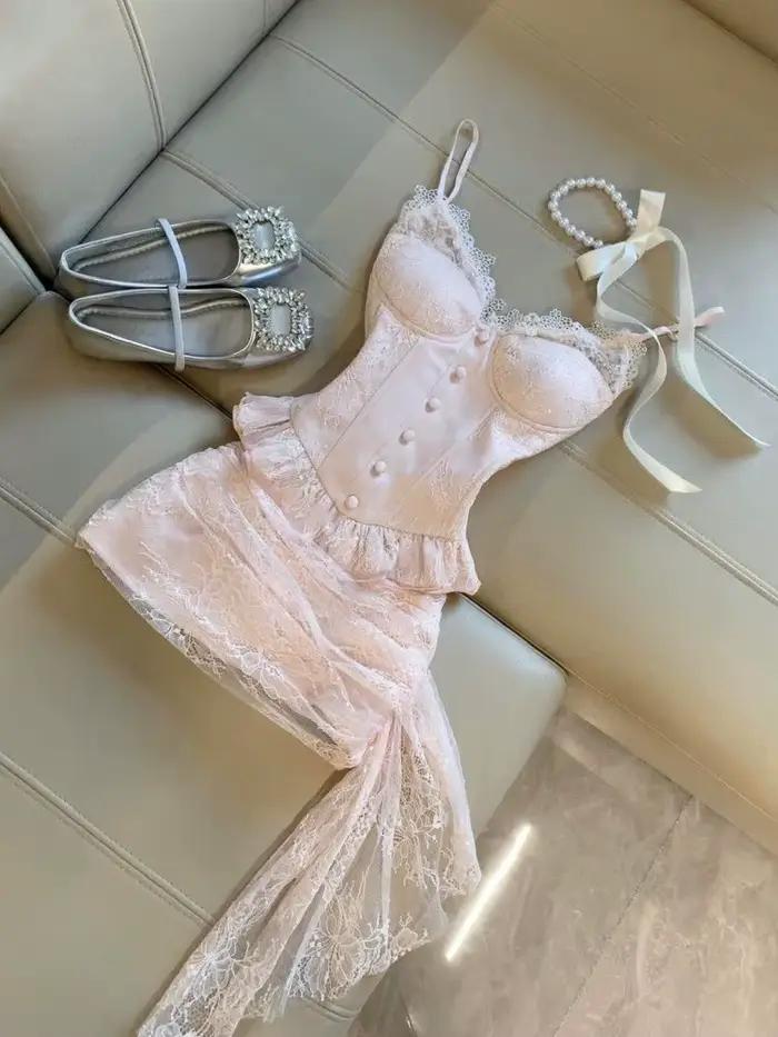 Ensemble 2 pièces sexy et coquette rose clair en dentelle à volants : débardeur et jupe moulante asymétrique pour femmes et jeunes filles – Idéal pour les soirées en club et le quotidien