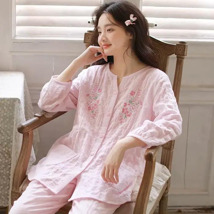 Pyjama pour femmes, ensemble décontracté brodé exquis à manches trois-quarts et pantalon ample