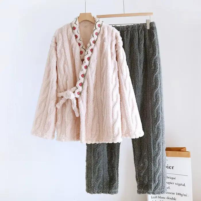 Pyjama en flanelle de Style chinois pour femmes, vêtements de nuit brodés à col en v, en molleton de corail épais, vêtements de maison, nouvelle collection automne hiver