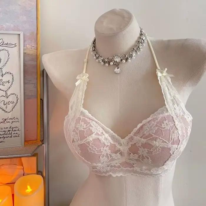 Lingerie dévoilant le cou et les épaules