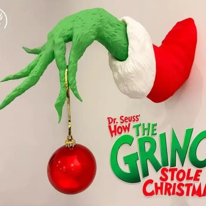 L'arbre de noël féerique est décoré de jouets en peluche verts, marionnettes à bras monstres et arbres de noël féeriques pour décorer la fête