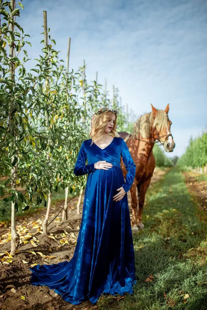 Robe de maternité en velours bleu royal pour séance photo à manches longues