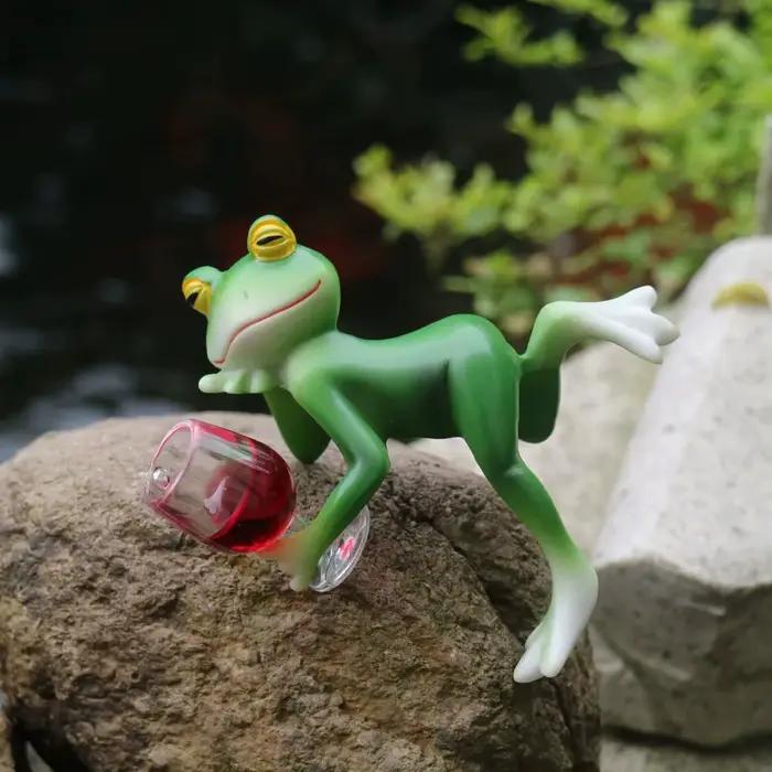 Un charmant ornement en forme de grenouille verte et de verre à vin – idéal pour la décoration intérieure et extérieure des jardins, aquariums, bassins de jardin, bordures de pots de fleurs et jardins