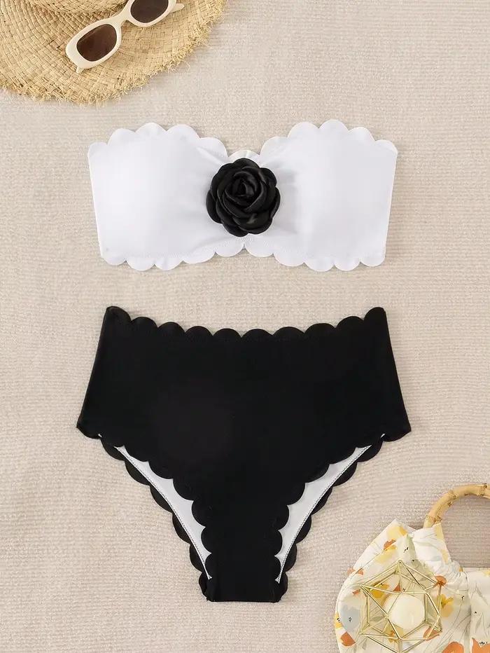 Ensemble de bikini bandeau blanc pour femme avec détails roses 3D, maillot de bain deux pièces taille haute à bord festonné pour les vacances à la plage