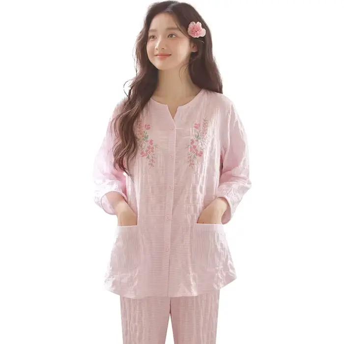Pyjama pour femmes, ensemble décontracté brodé exquis à manches trois-quarts et pantalon ample