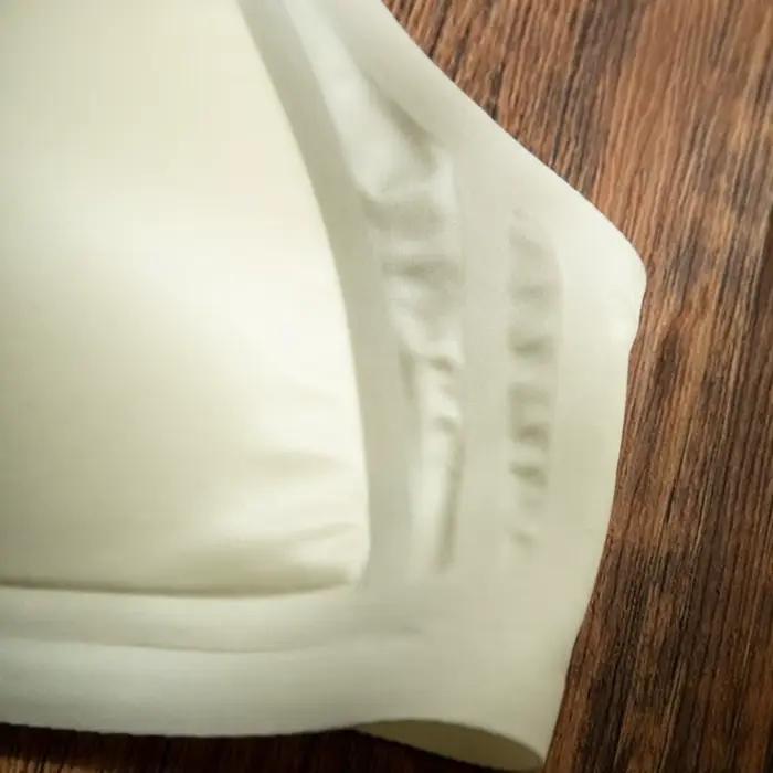 Soutien-gorge en satin laiteux à col en V profond