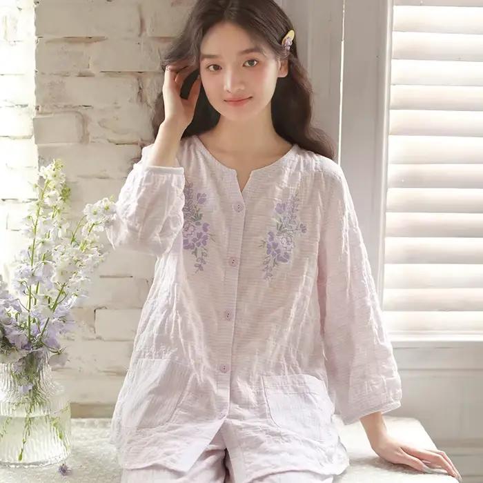 Pyjama pour femmes, ensemble décontracté brodé exquis à manches trois-quarts et pantalon ample