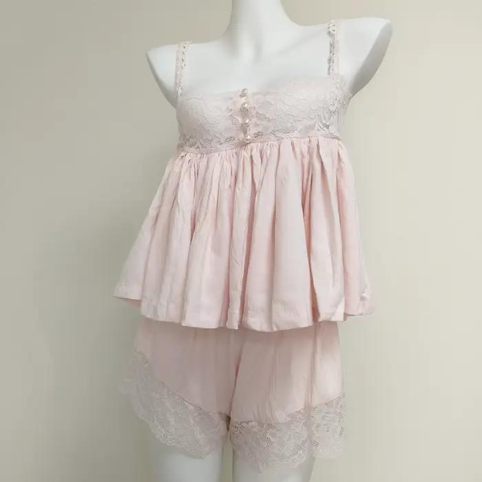Pyjama féerique pour femme, ensemble deux pièces 2026, haut de nuit ample et léger à bretelles en dentelle avec short, vêtements de détente pour femme