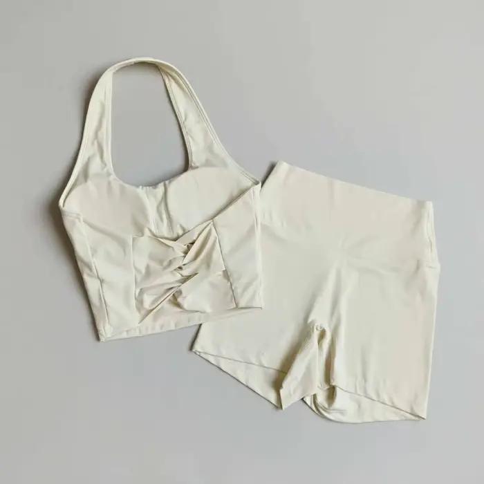 Ensemble de yoga sans manches effet seconde peau pour femme brassière col halter et short assorti fitness entraînement tenue sportive occassions variées