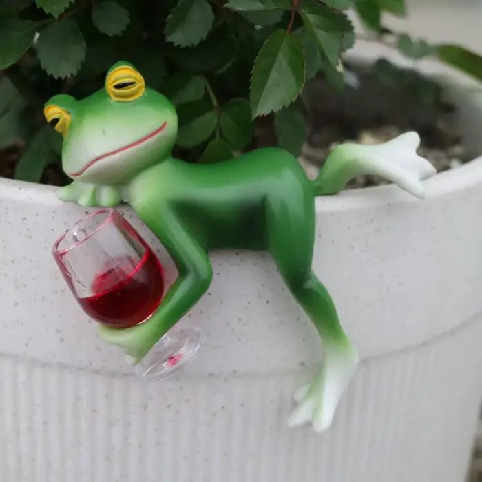 Un charmant ornement en forme de grenouille verte et de verre à vin – idéal pour la décoration intérieure et extérieure des jardins, aquariums, bassins de jardin, bordures de pots de fleurs et jardins