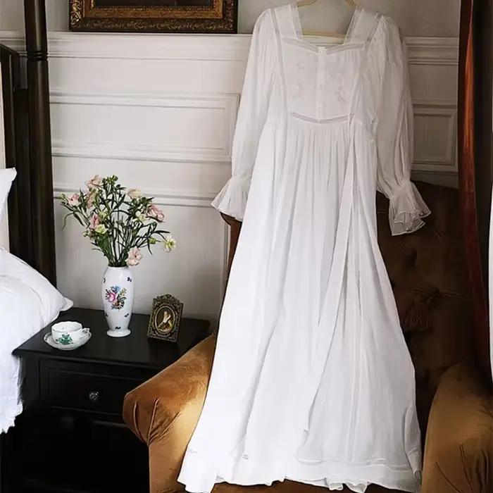 Chemise de nuit blanche en dentelle pour femme