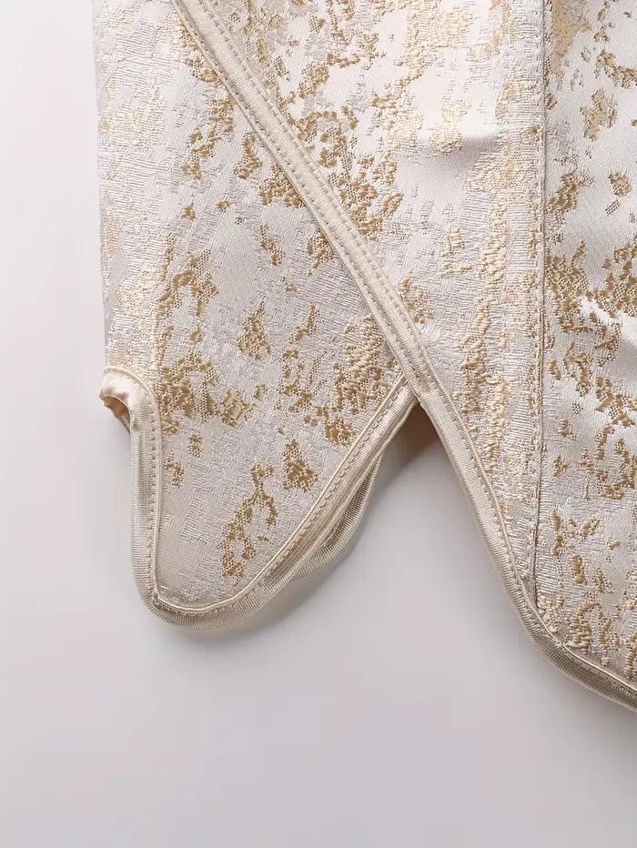 Un corset à double bandoulière en brocart doré de style court rétro