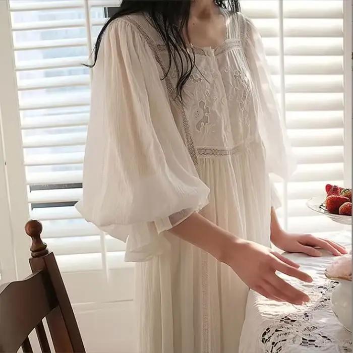 Chemise de nuit blanche en dentelle pour femme