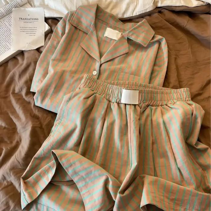 Pyjama rayé style vintage pour femme : Nouvelle collection été – Haut à manches courtes et short