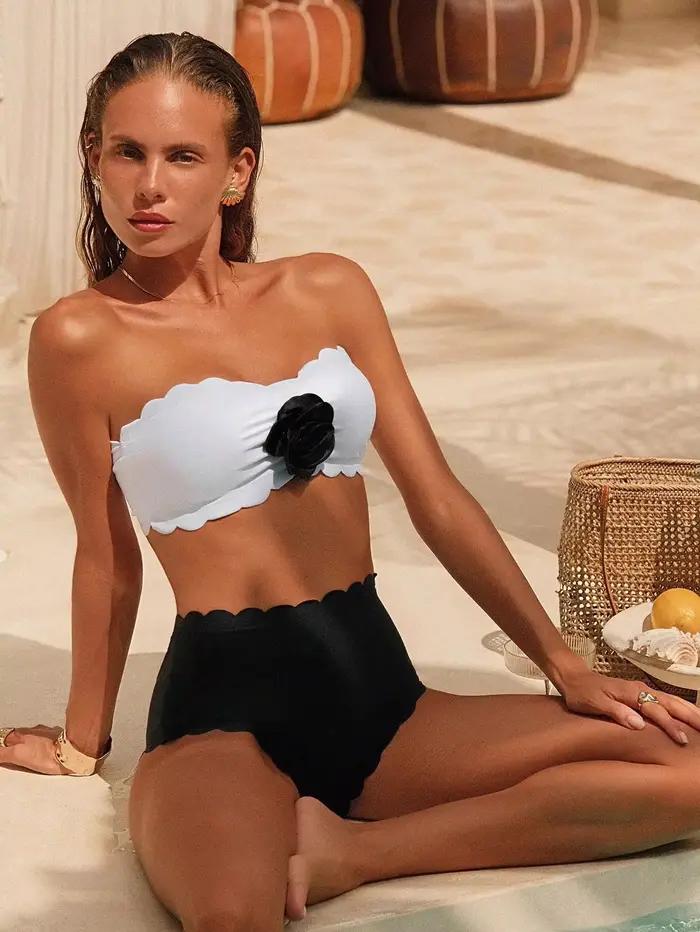 Ensemble de bikini bandeau blanc pour femme avec détails roses 3D, maillot de bain deux pièces taille haute à bord festonné pour les vacances à la plage