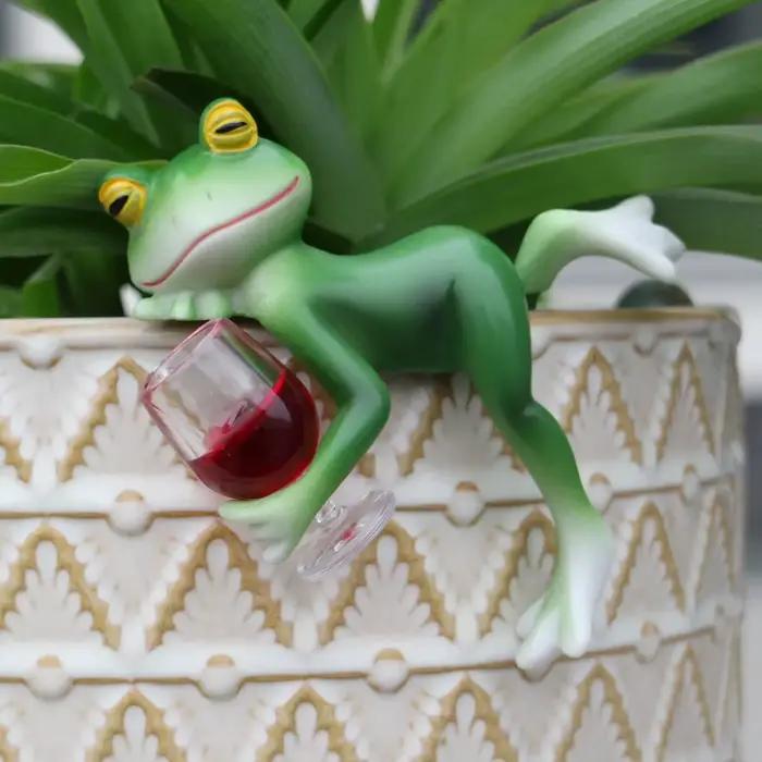 Un charmant ornement en forme de grenouille verte et de verre à vin – idéal pour la décoration intérieure et extérieure des jardins, aquariums, bassins de jardin, bordures de pots de fleurs et jardins