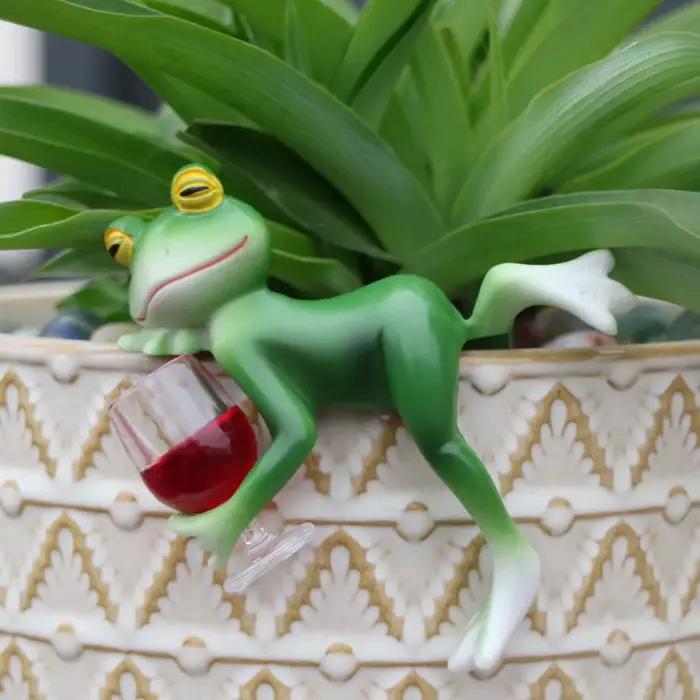 Un charmant ornement en forme de grenouille verte et de verre à vin – idéal pour la décoration intérieure et extérieure des jardins, aquariums, bassins de jardin, bordures de pots de fleurs et jardins