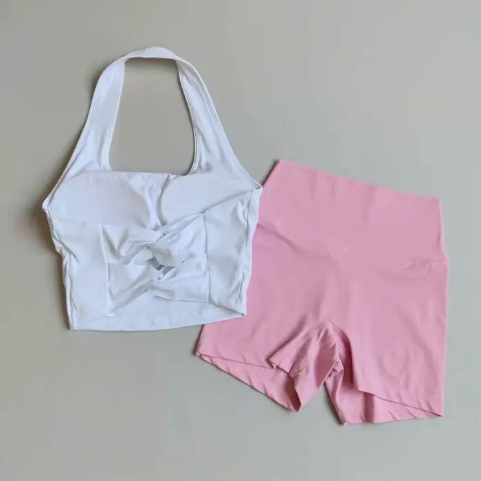 Ensemble de yoga sans manches effet seconde peau pour femme brassière col halter et short assorti fitness entraînement tenue sportive occassions variées