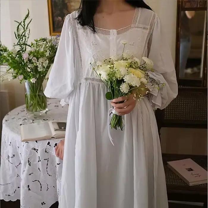 Chemise de nuit blanche en dentelle pour femme