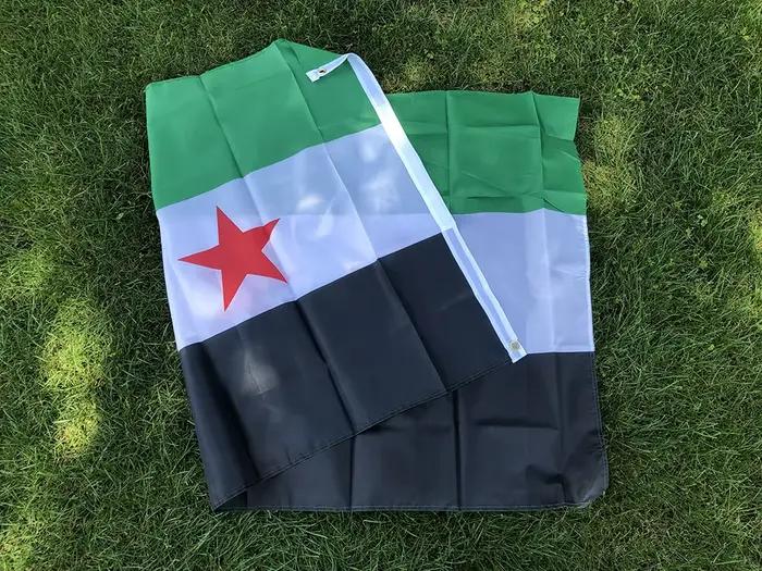 (DRAGONNADE) Drapeau de la Syrie 90*150cm – Drapeau à trois étoiles de la République Arabe Syrienne – Bannière décorative à suspendre pour la maison