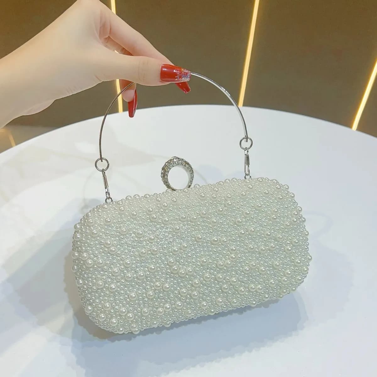 Pochette de soirée blanche en perles avec fermoir anneau en strass argenté, sac à main minimaliste p