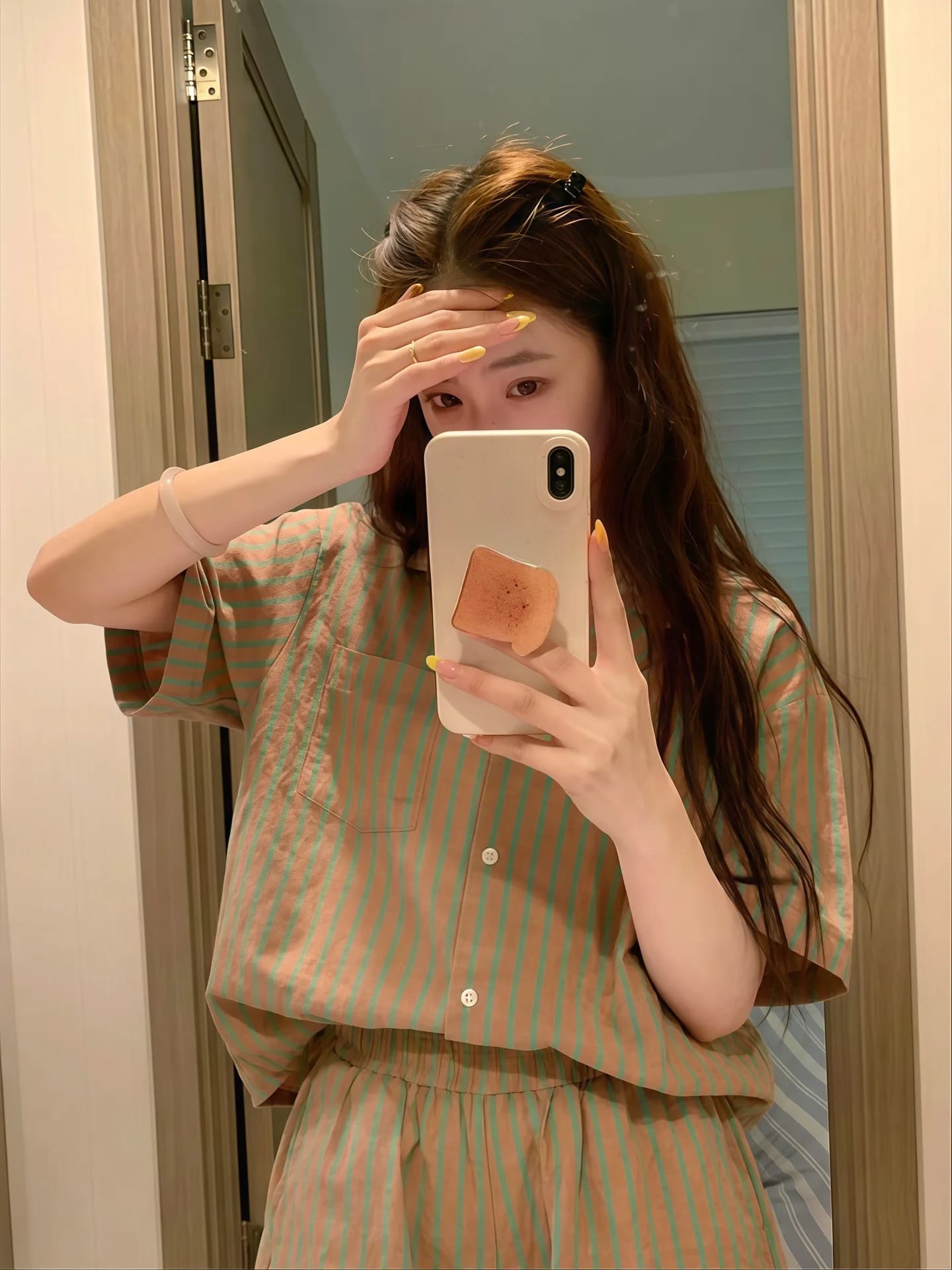 Nouveauté : Pyjama à manches courtes rayé marron et vert de style coréen pour femmes – Ensemble conf