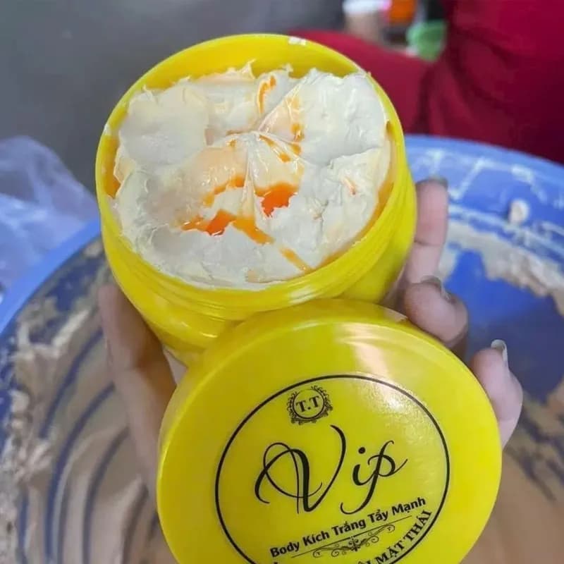 Crème Corporelle Éclaircissante VIP Kem Body Kich Trang Tay Manh 1 Flacon – Élimine le Teint Terne, 