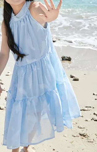 Look de vacances famille correspondant vêtements résorts maman fille robes bleues vacances papa et f